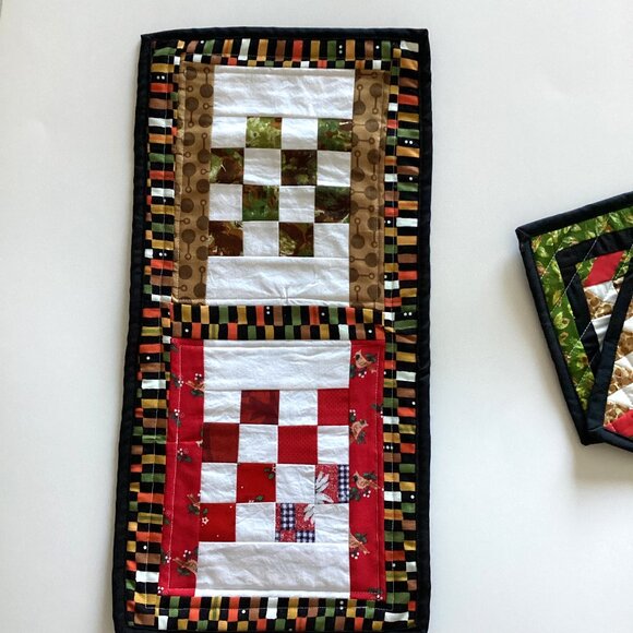 1 Small Table Topper Reversable 2 Pot Holders Christmas Festive Kitchen Linens - Picture 2 of 6